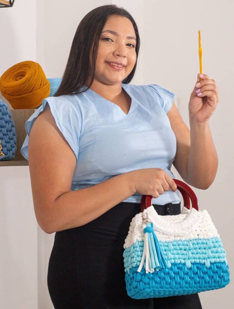 Brenda Villamizar de Maestría de Bolsos Chic en Trapillo
